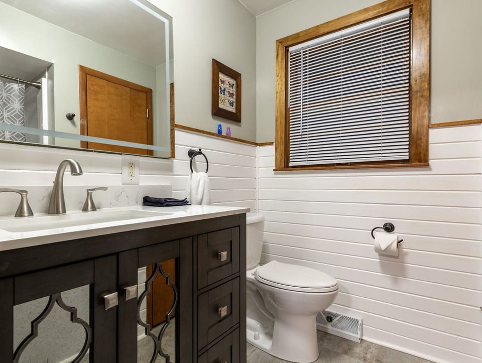 Main bathroom off main hall