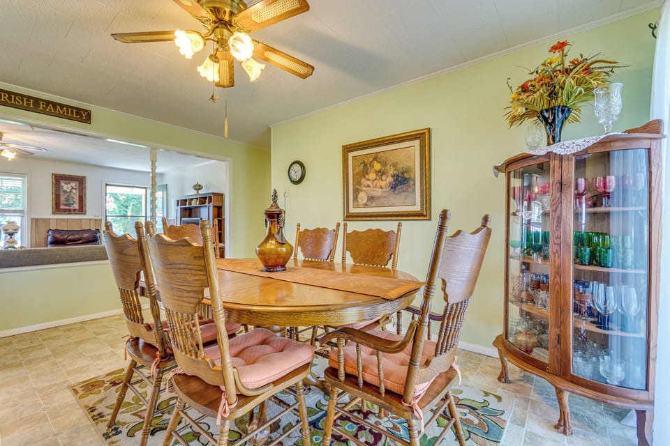 Dining Area | Dishware/Flatware Provided