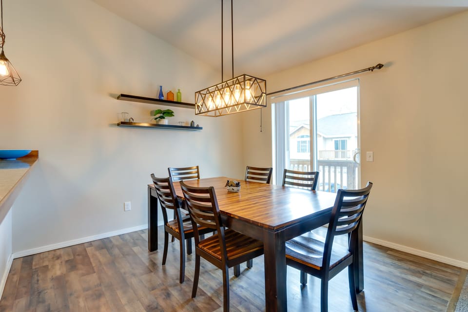 Dining Area | Dishware/Flatware