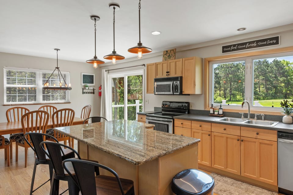 Breakfast Island with Four Counter Stools