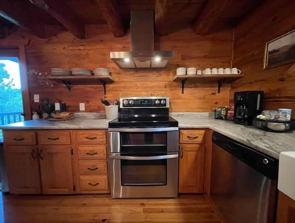 Fully appointed kitchen w/coffee, condiments & all items needed to cook
