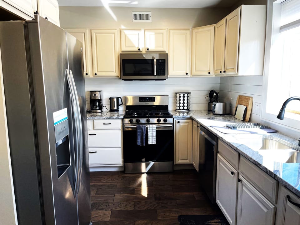 Cuisine never looked so good! Our kitchen features stunning granite countertops and a backsplash that will transport you straight to the Captiol. #granitegoals #dreamkitchen"