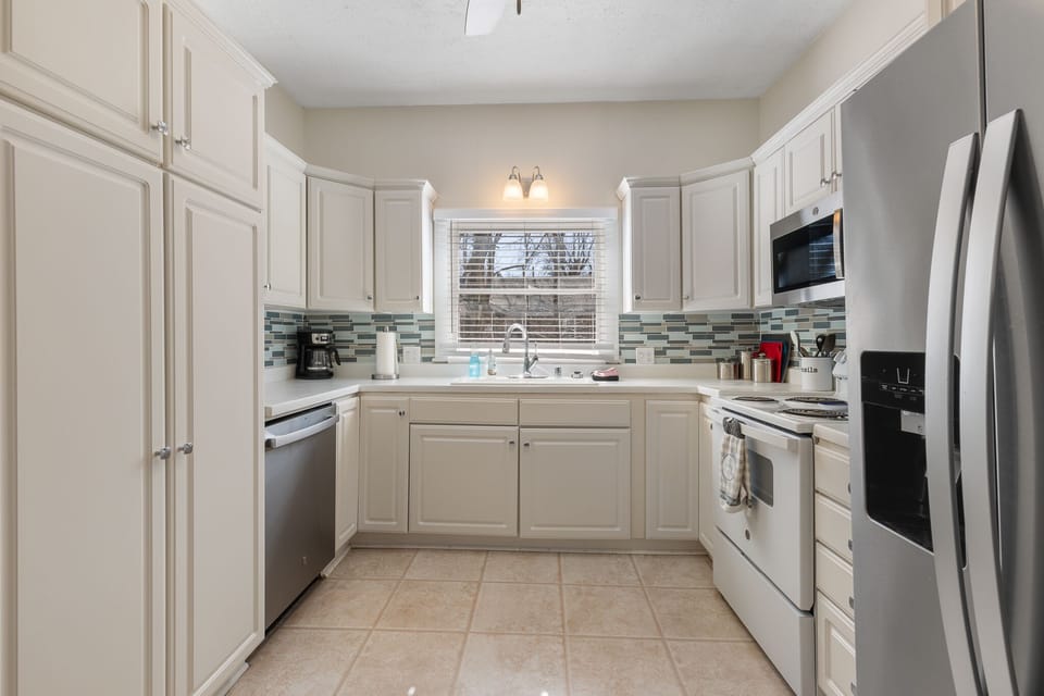 full kitchen includes, dishwasher, microwave, refrigerator with ice maker