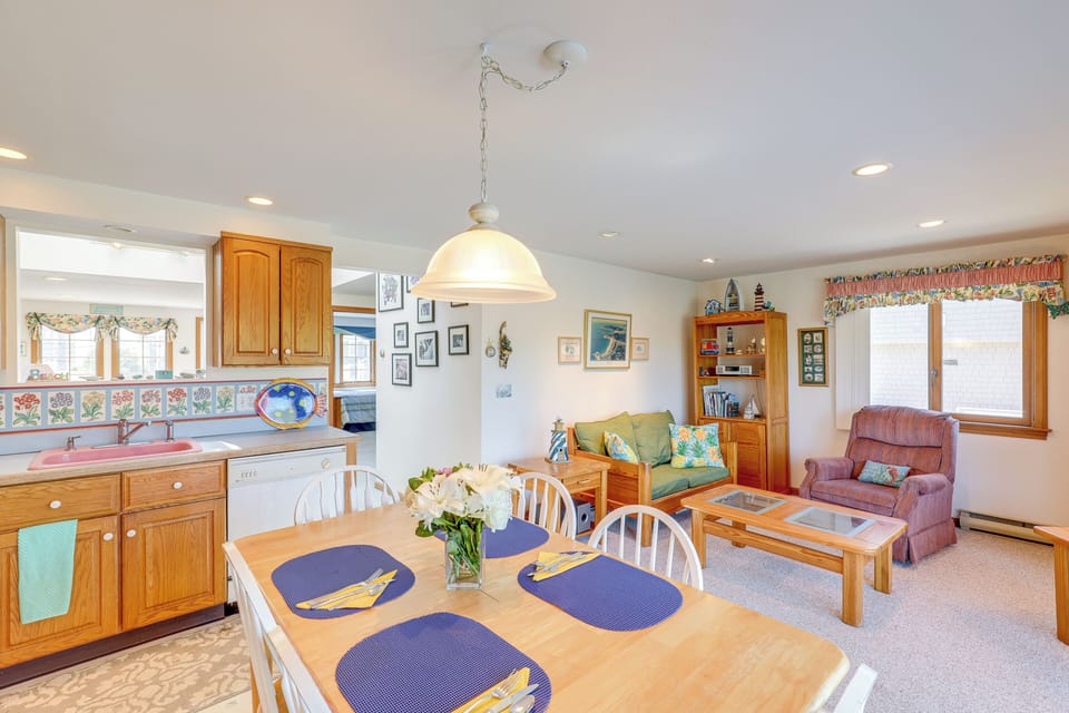Dining Area | Dishware & Flatware Provided