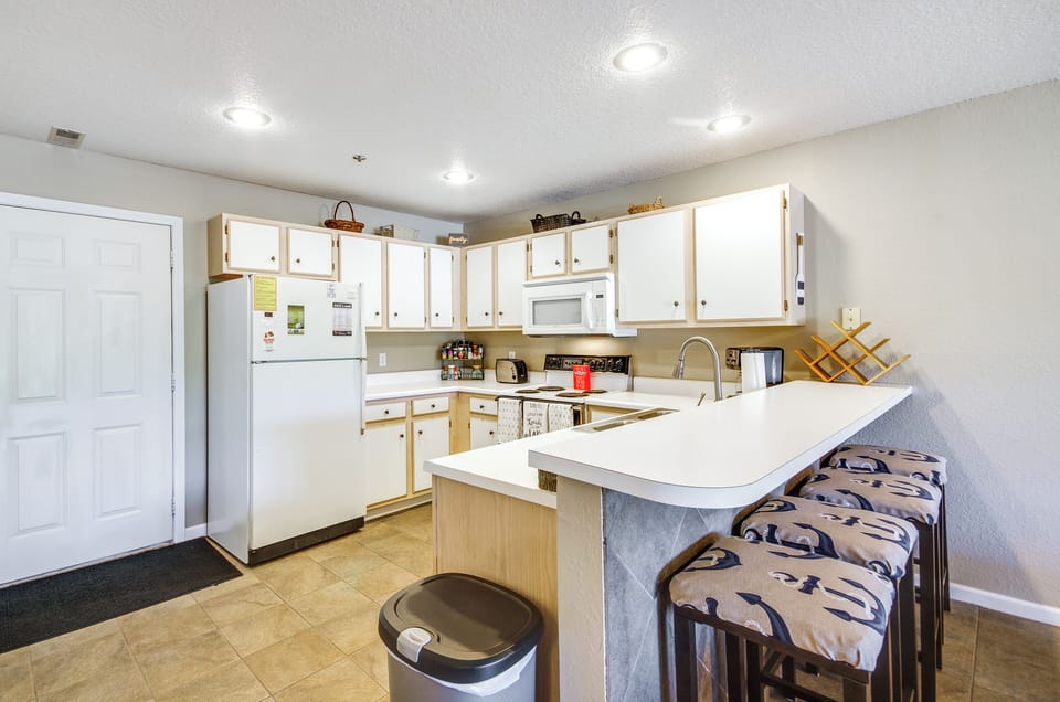 Kitchen | Single-Story Unit | Dishwasher | Breakfast Bar w/ Seating