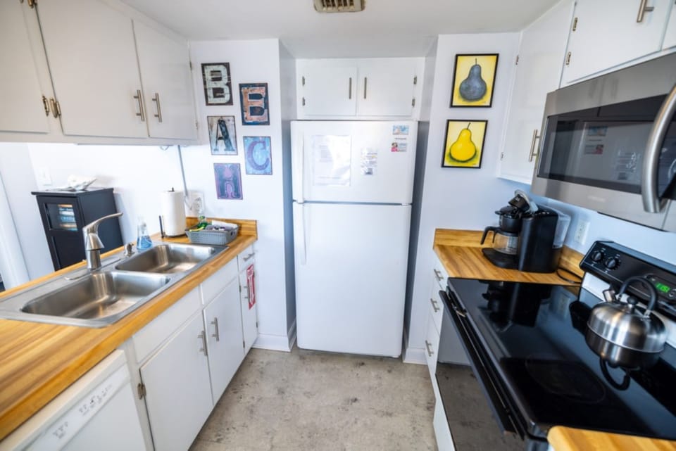 Fully furnished kitchen.