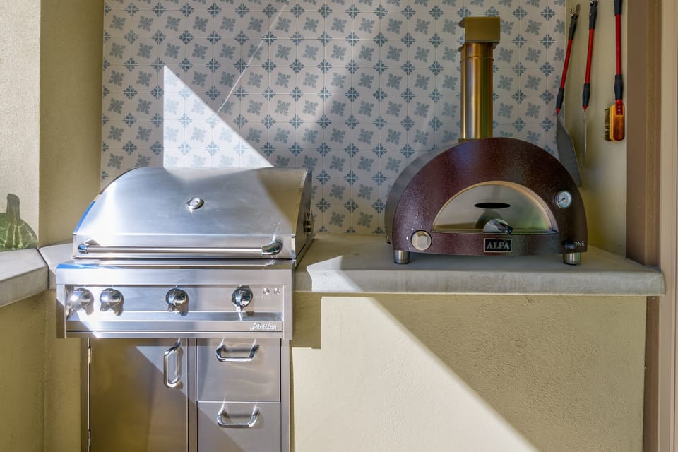 Pizza Oven and Grill / Rotisserie