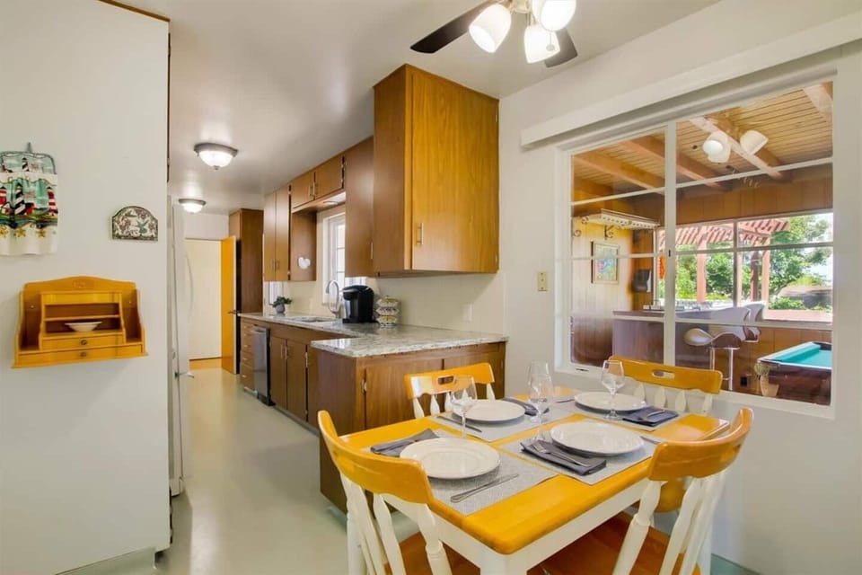 Open -space kitchen and dining area. 