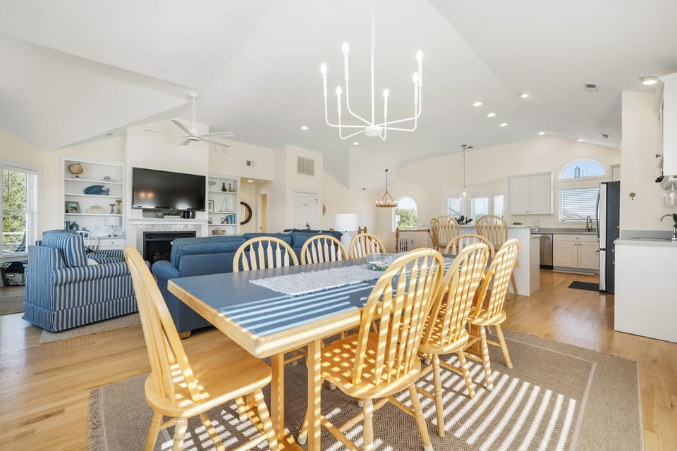 Dining Area - Top Level