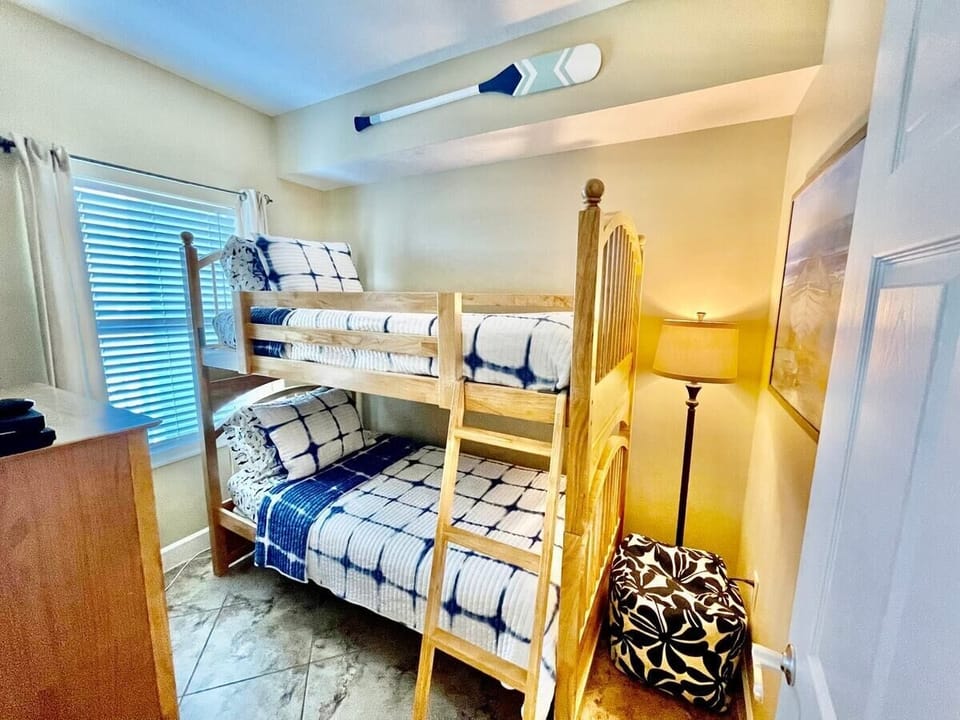 3rd bedroom featuring Twin over Twin bunks and cable TV.