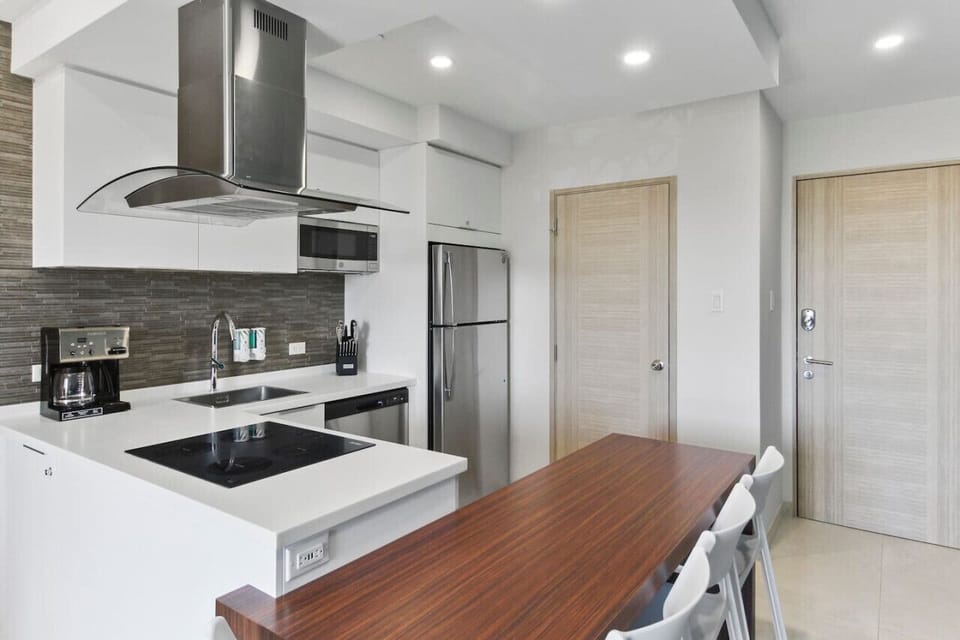 The kitchen is completely equipped with cutting-edge cooking appliances, making it ideal for preparing any meal, from a simple breakfast to a three-course gourmet dinner.
