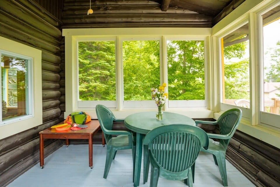 vérenda avec table pour manger 