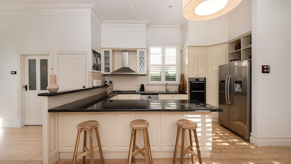 Fully equipped kitchen with breakfast bar