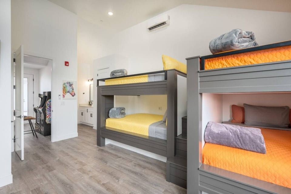 Main Bunkroom (6 Queens, 2 Twins)