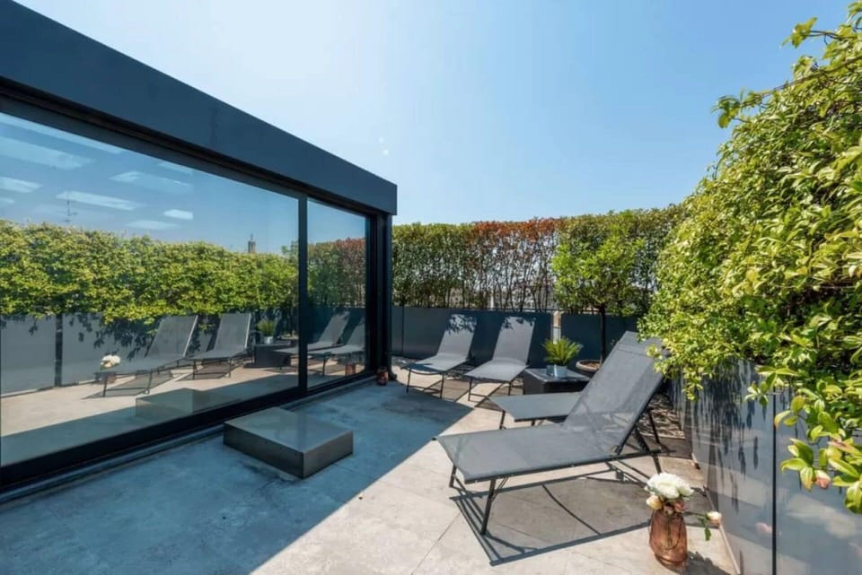 Activities, Amenities, Balcony / Terrace / Patio, Building Exterior, Main Entrance, People, Spring, Summer