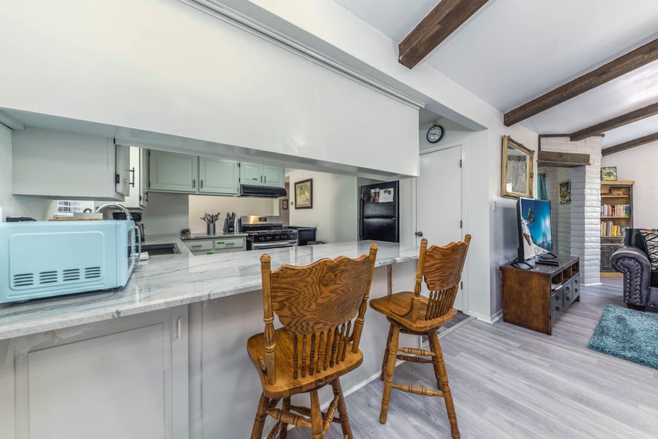 Kitchen - Countertop Seating for 2
