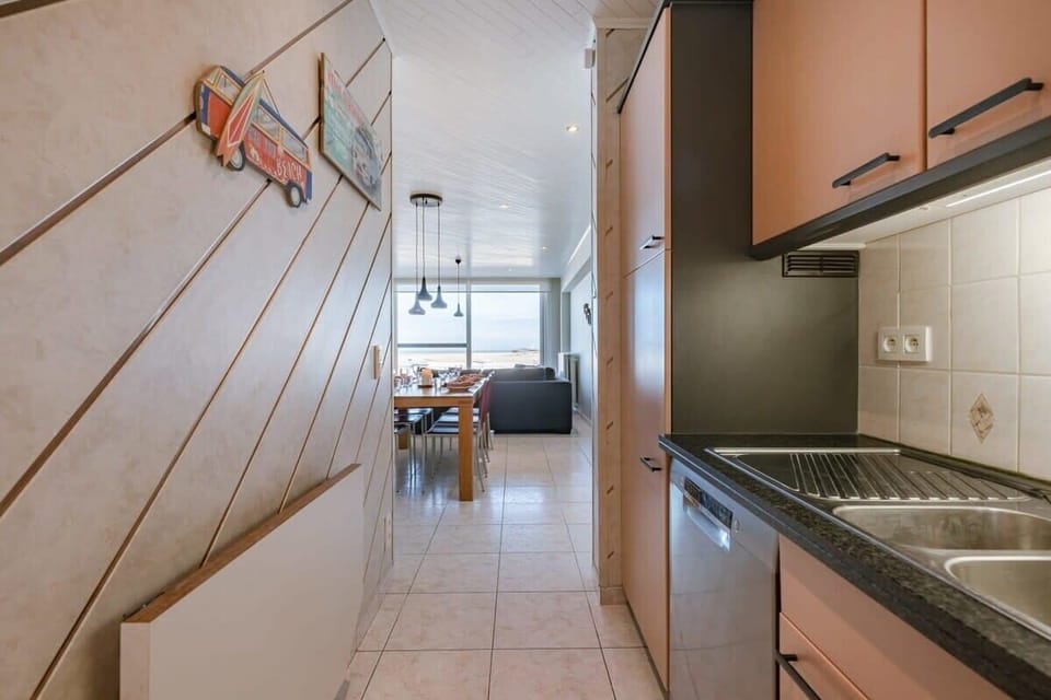 Fully equipped kitchen with modern appliances. 🔪