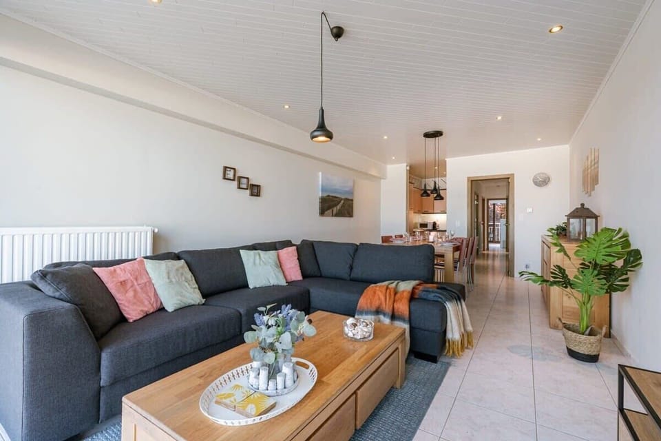 Spacious living room perfect for lounging. 🛋️