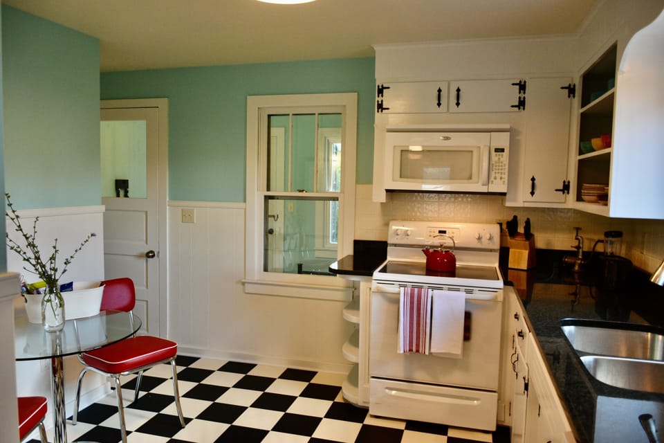 Step into the Past: A Fully Equipped 1950s Kitchen Bursting with Retro Charm