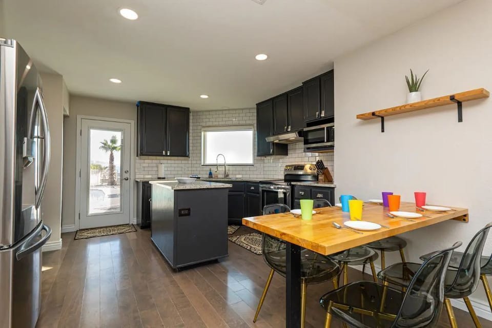 Breakfast bar for additional seating.