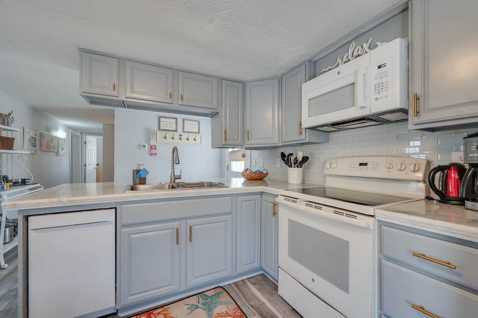 Fully equipped kitchen.