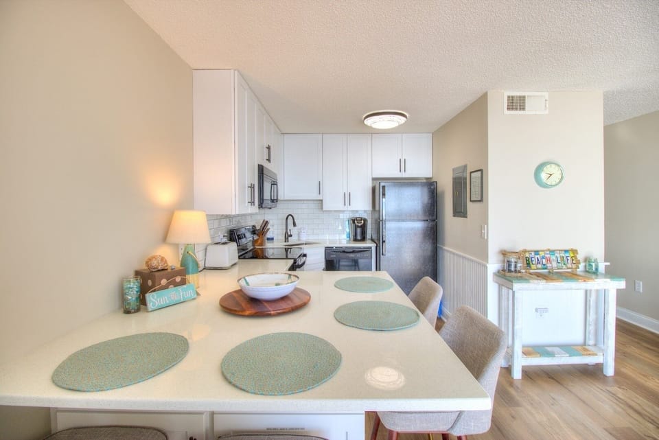 Atlantic Towers 611-print-010-005-Eating Area  Kitchen-4200x2804-300dpi