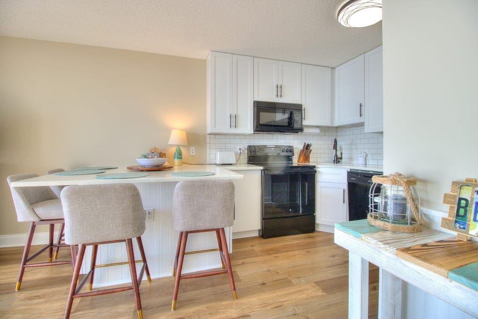 Atlantic Towers 611-print-009-012-Eating Area  Kitchen-4200x2804-300dpi