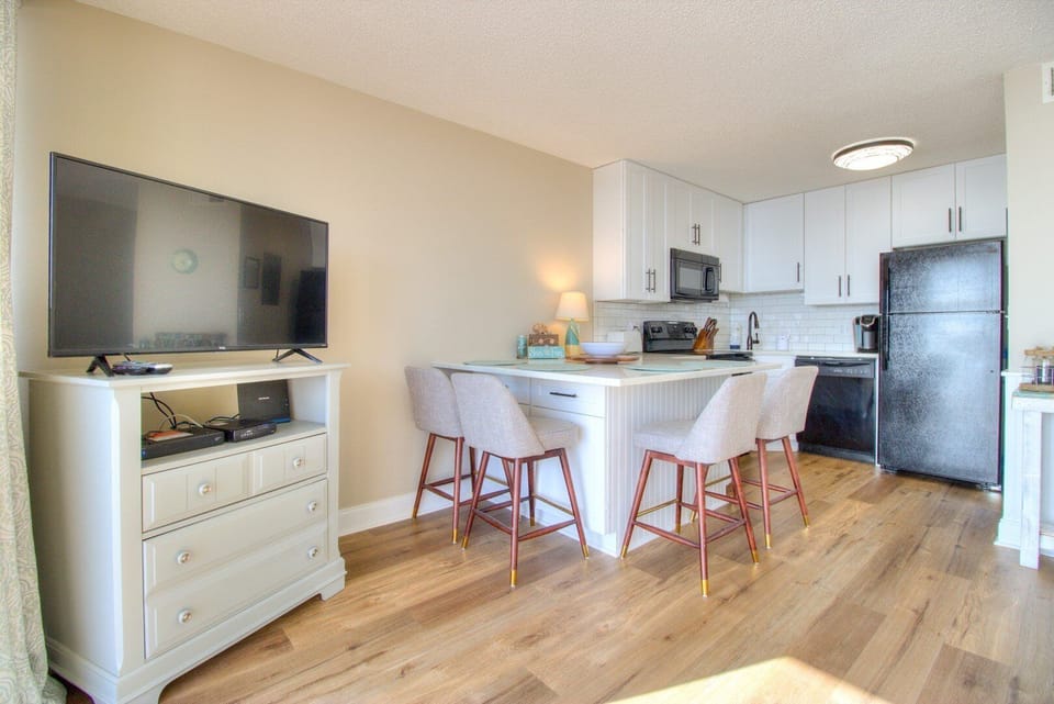 Atlantic Towers 611-print-008-006-Eating Area  Kitchen-4200x2804-300dpi