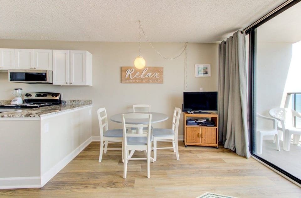 Atlantic Towers 1010-print-008-029-Eating Area  Kitchen-2048x1346-300dpi