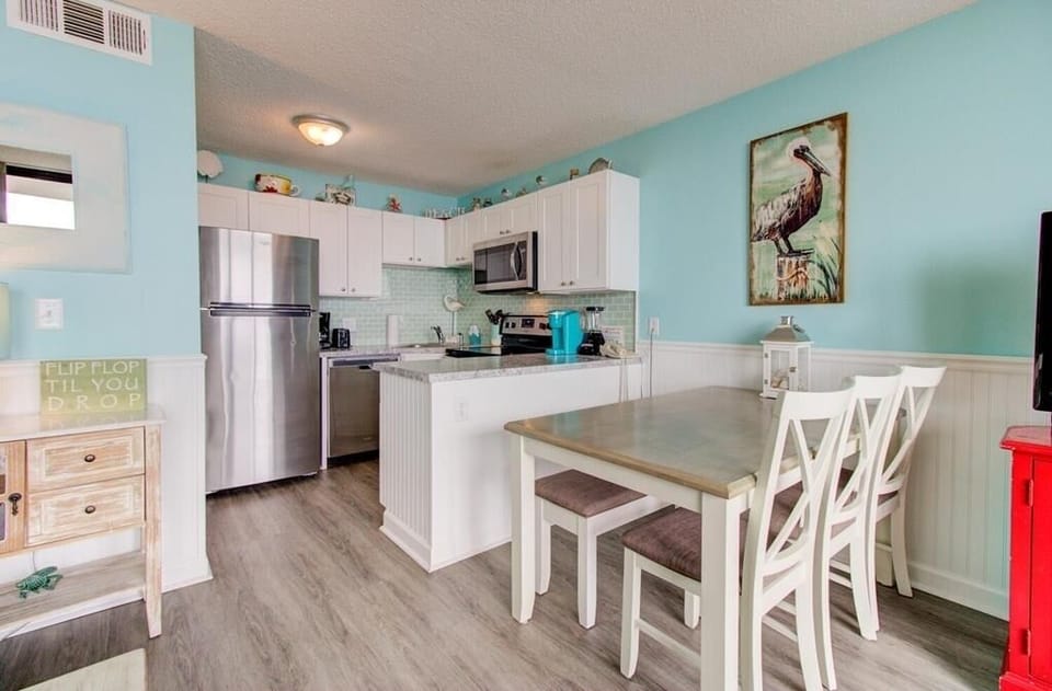 Atlantic Towers 306-large-008-021-KitchenEating Area-1500x986-72dpi
