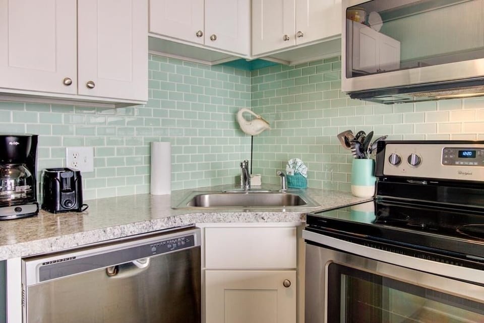 Atlantic Towers 306-large-011-018-Kitchen-1499x1000-72dpi