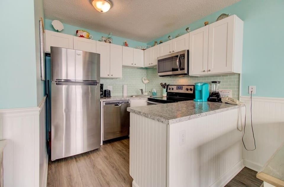 Atlantic Towers 306-large-010-020-Kitchen-1500x986-72dpi