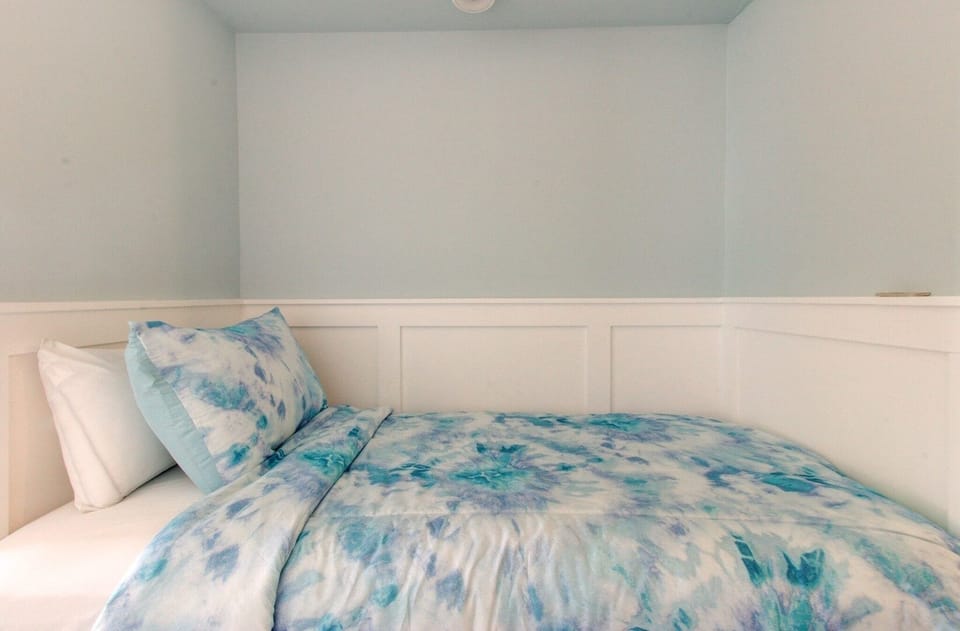 Atlantic Towers 509-print-019-004-Hall Bunk-2048x1346-300dpi