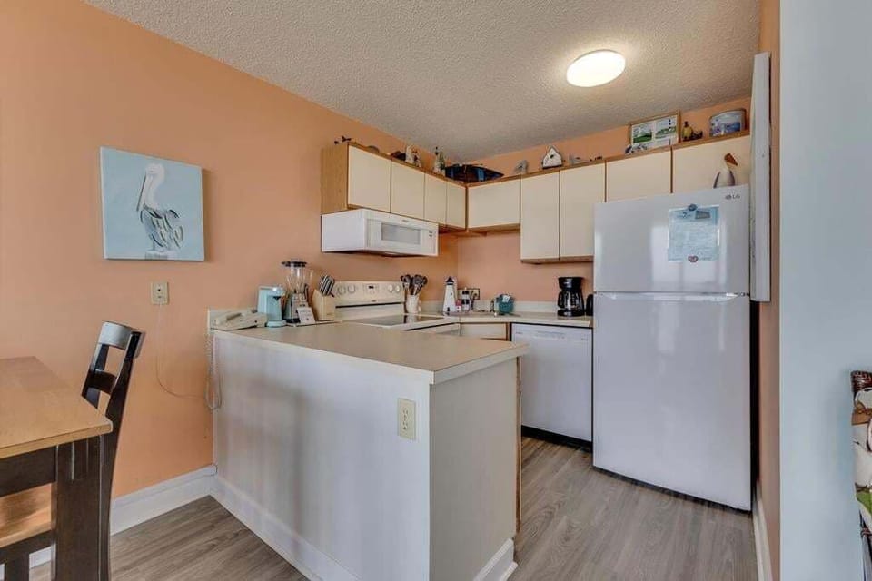 Atlantic Towers 411-large-010-036-Kitchen-1500x1000-72dpi