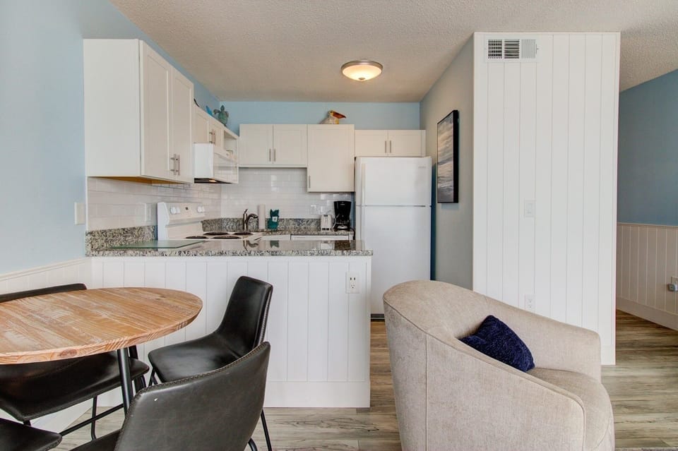 Atlantic Towers 711-print-010-051-KitchenEating Area-4200x2797-300dpi