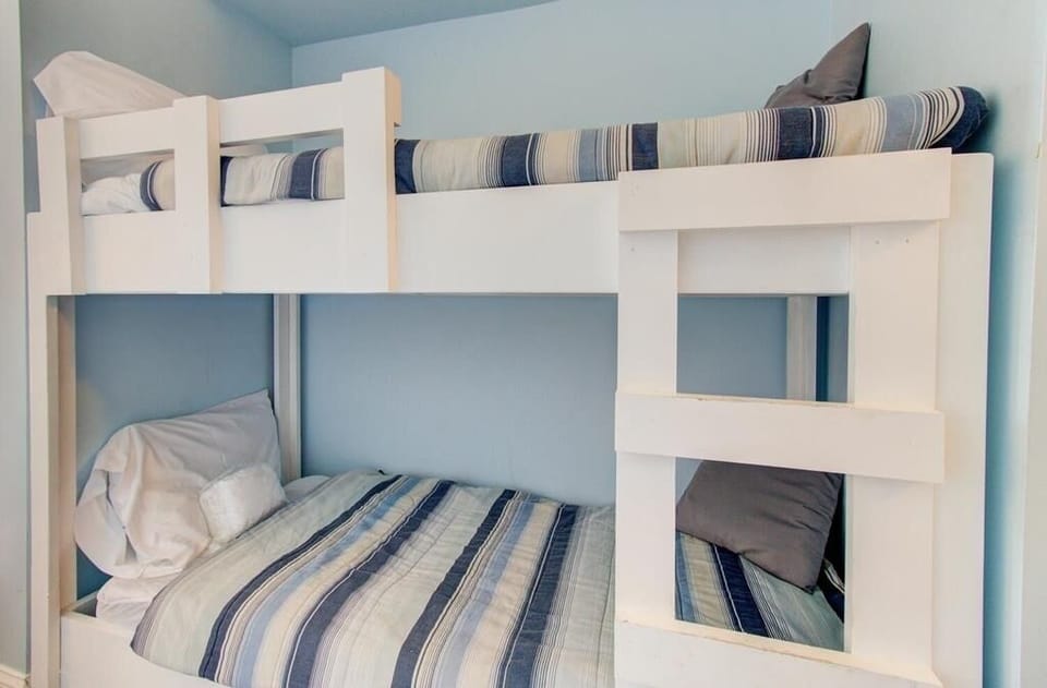 Atlantic Towers 809-large-019-009-Hall Bunks-1500x986-72dpi