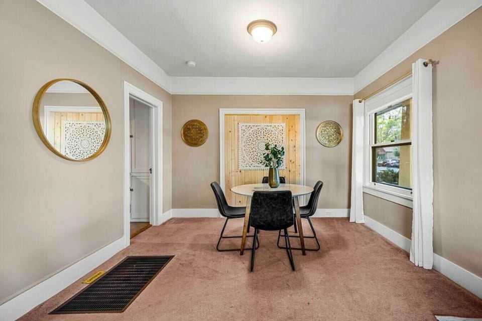 Additional view of the dining area