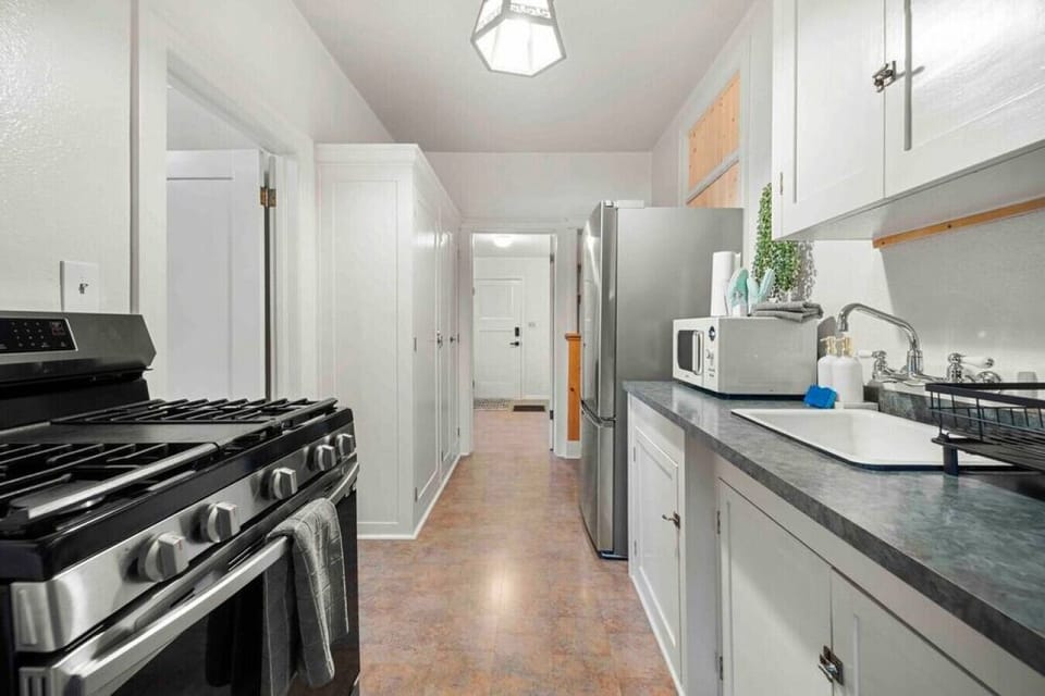 The stove and oven in the kitchen