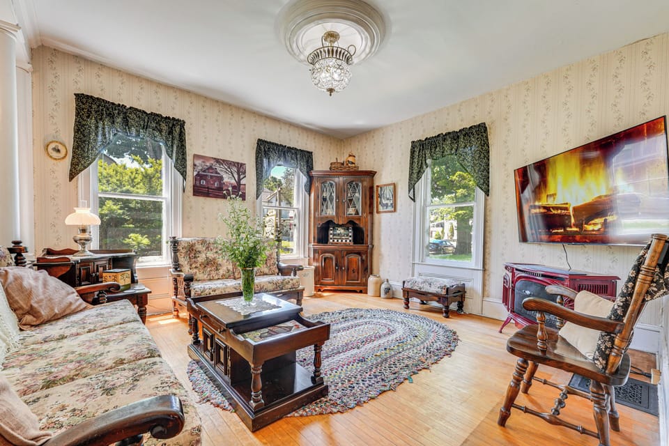 Front Room | 1st Floor | Smart TV | Free WiFi | Pet Friendly w/ Fee