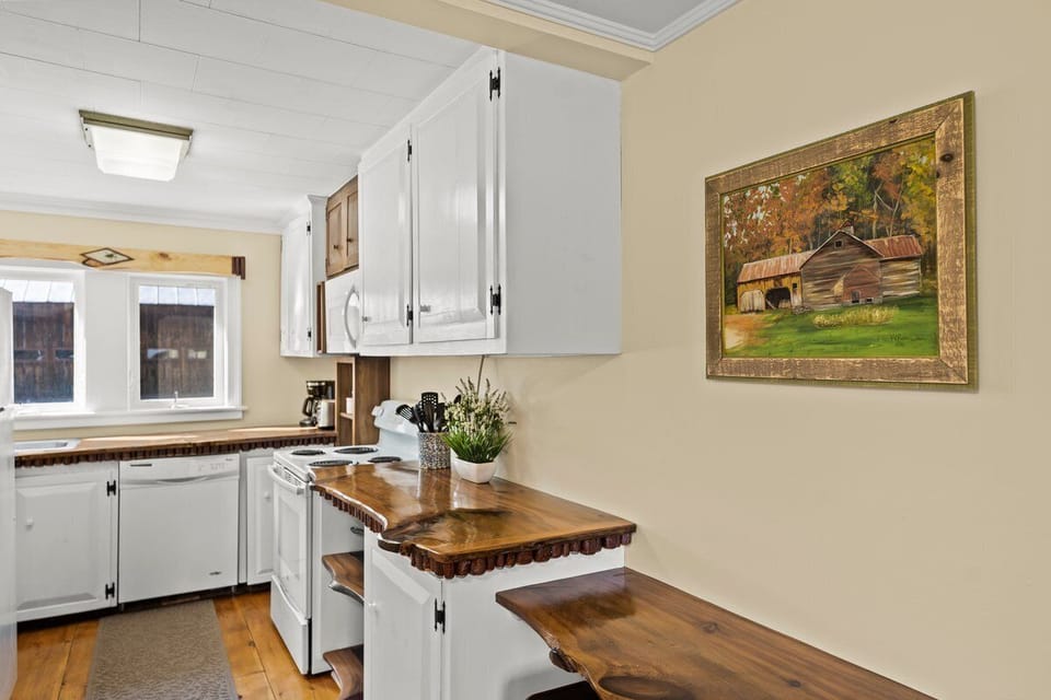 Kitchen with work space / eat-up counter and stools