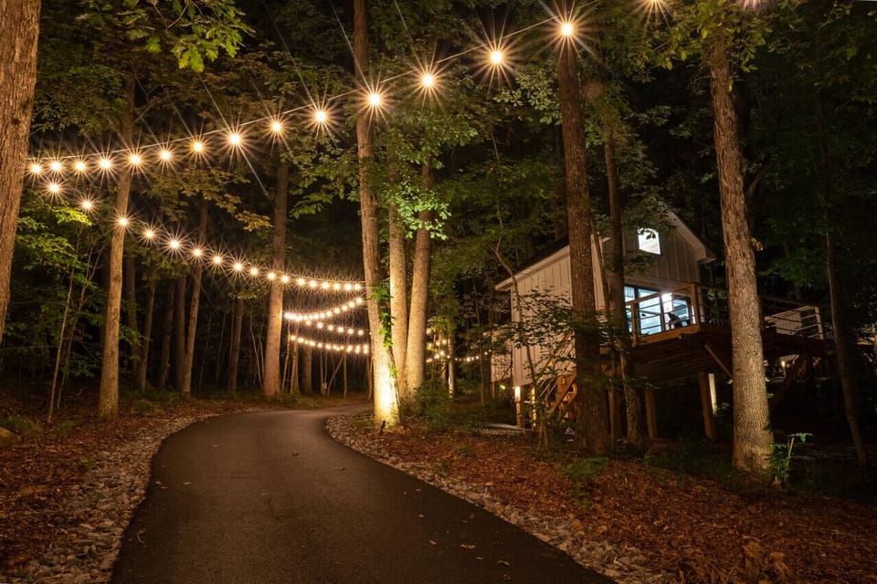 Luxury treehouse with forest views, perfect for a romantic getaway or adventure in nature. Includes a private deck and access to hiking trails.