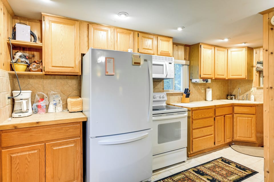 Kitchen | Single Story | Toaster | Trash Bags & Paper Towels Provided