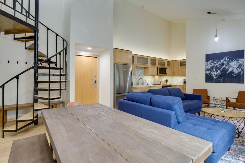 Dining Area | Dishware & Flatware Provided