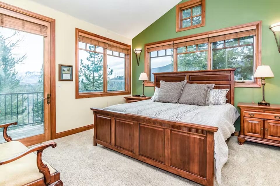 Comfortable king bed, with lovely view