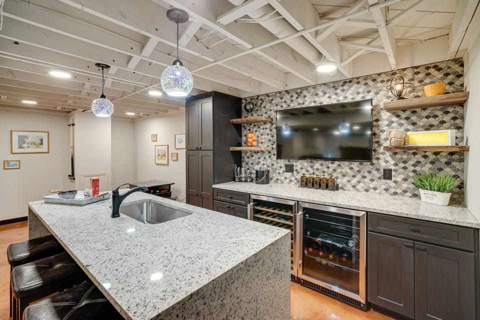 Wet Bar | Basement | Smart TV | Free WiFi | Arcade Games