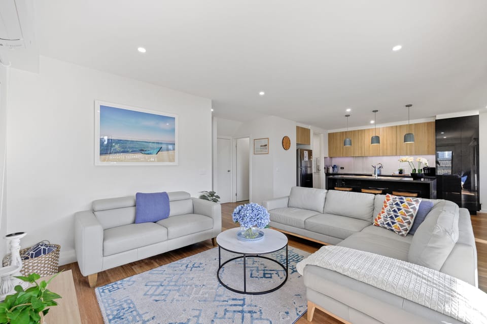 Lounge & kitchen