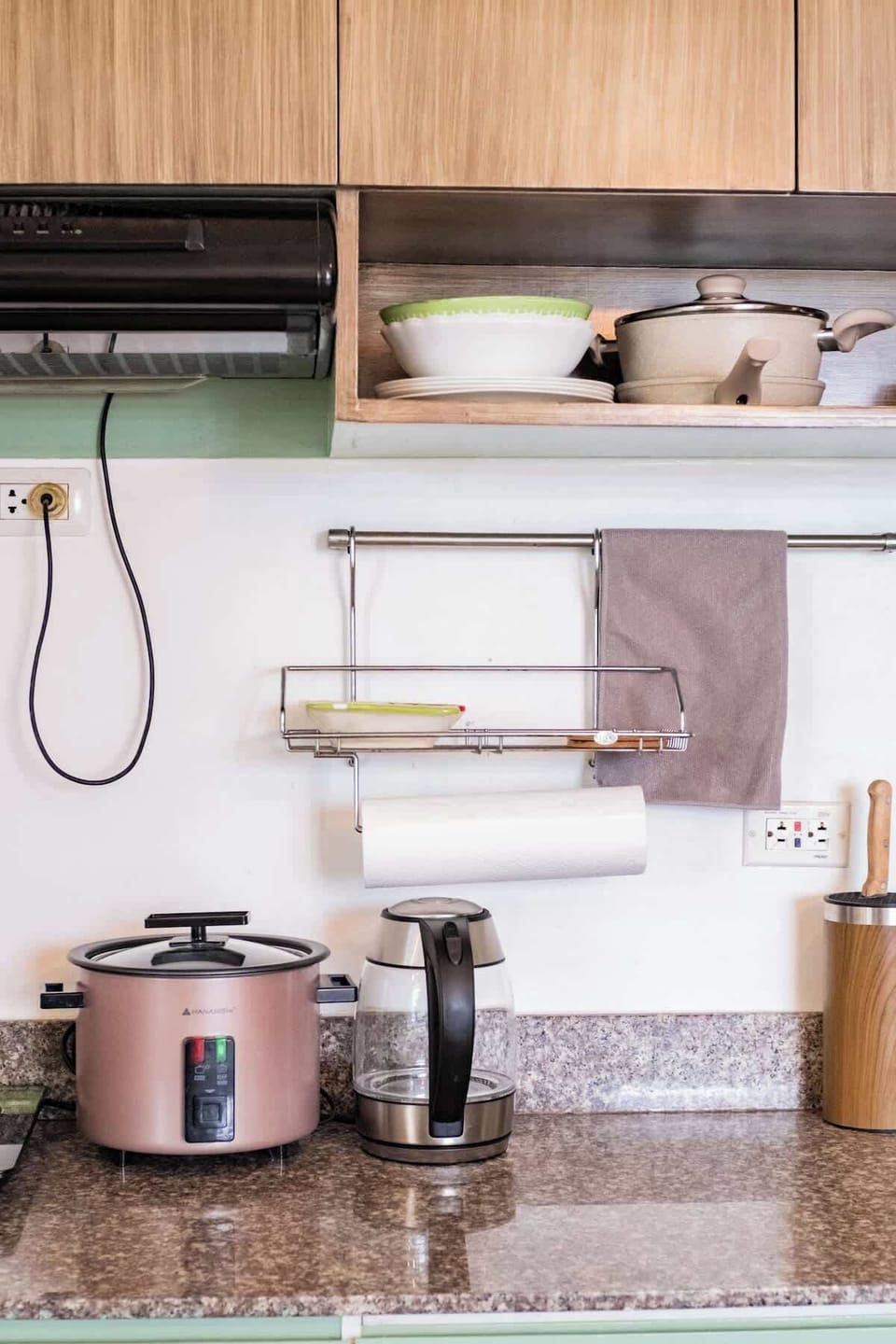 Kitchen with complete utensils and appliances (Rice cooker, induction, electric kettle, microwave)