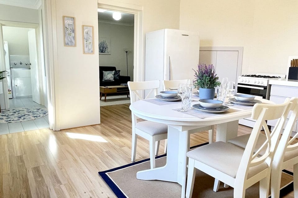 Main kitchen dining area seating up to 4 people