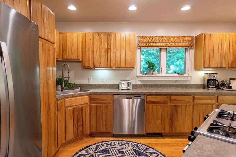 Entertaining at home is simple and enjoyable in the immaculate and fully stocked kitchen