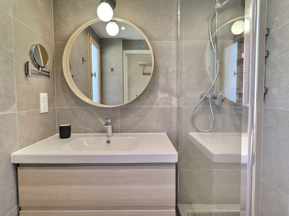 Superb Renovated Duplex - Ski-in/Ski-out - Pets Allowed Apartment in Les Allues
